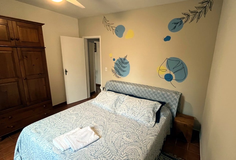 quarto espaçoso do apartamento em São Vicente - SP