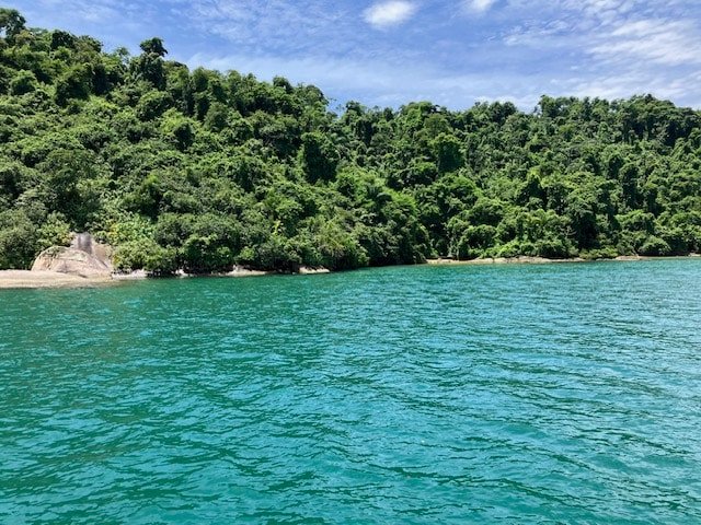 cor esmeralda mar de Paraty