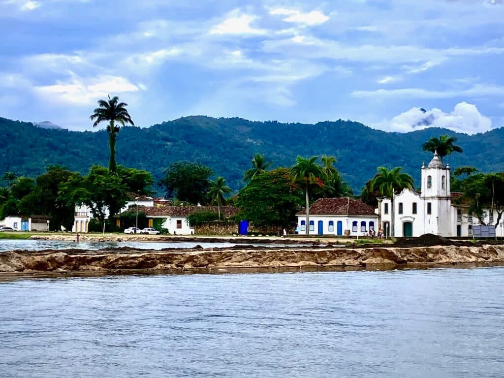 Passeio de barco pelo Mar de Paraty